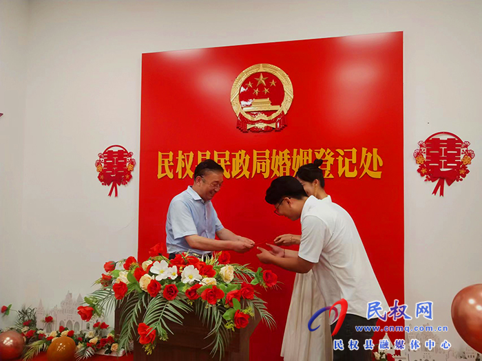 民權(quán)縣婚姻登記處開展“浪漫‘七夕節(jié)’移風易俗、倡樹文明新風”主題活動