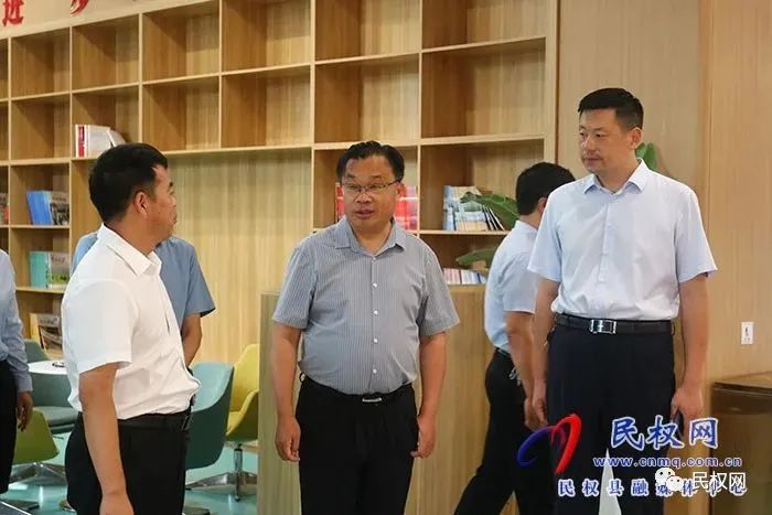 縣委常委、宣傳部長(zhǎng)、副縣長(zhǎng)畢道喜調(diào)研書(shū)香民權(quán)建設(shè)情況