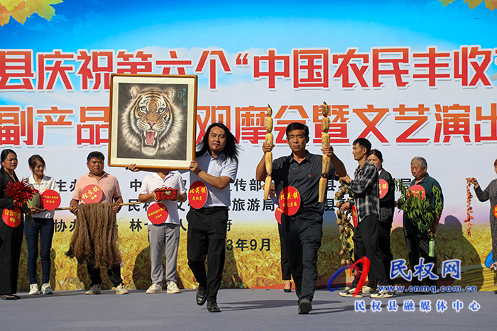 民權縣慶祝第六個中國農(nóng)民豐收節(jié)特色農(nóng)副產(chǎn)品現(xiàn)場觀摩會暨文藝演出活動舉行