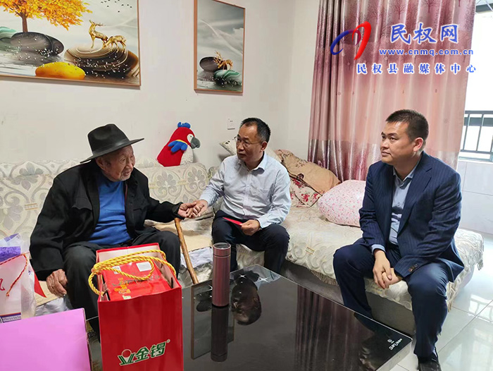 縣政協(xié)主席周明河到綠洲街道慰問百歲老人、“三無”老人
