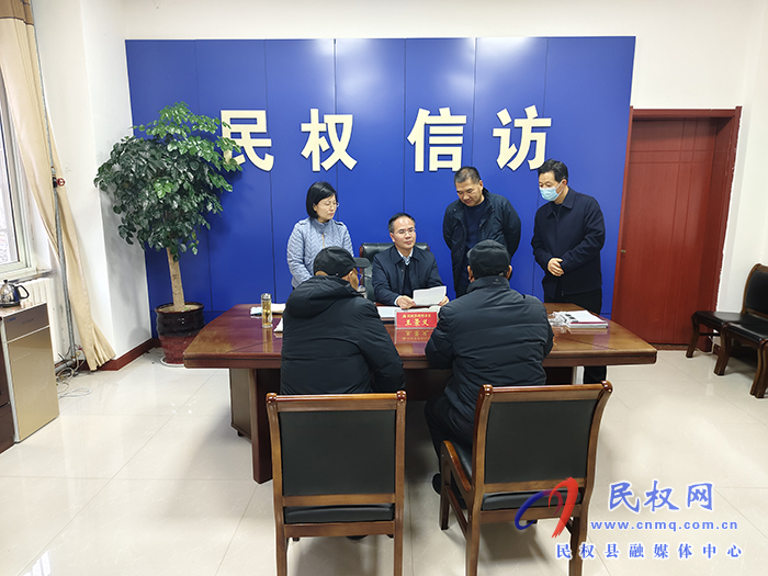 縣委副書記、縣長(zhǎng)王景義到縣群眾來(lái)訪接待中心接待來(lái)訪群眾       