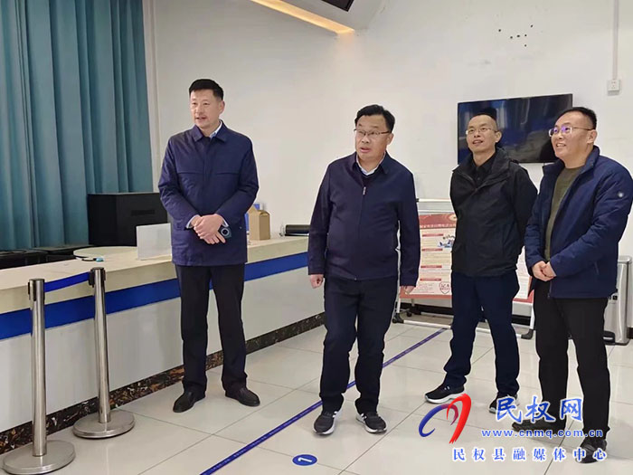 縣委常委、宣傳部長(zhǎng)、副縣長(zhǎng)畢道喜查看城市書(shū)房選址情況