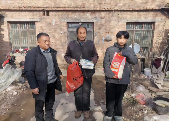 張建平：愛心助困，情滿寒冬