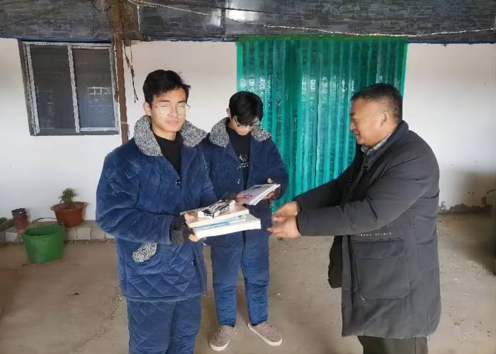 張建平：愛心助困，情滿寒冬