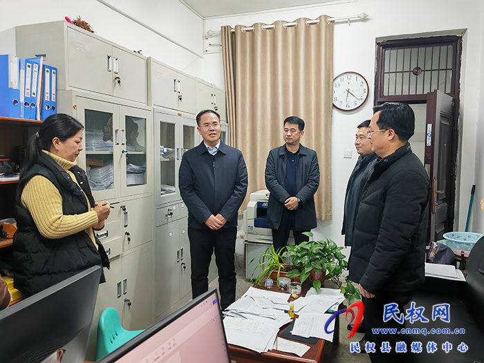 縣委副書記、縣長(zhǎng)王景義慰問(wèn)財(cái)政局年終結(jié)轉(zhuǎn)工作人員