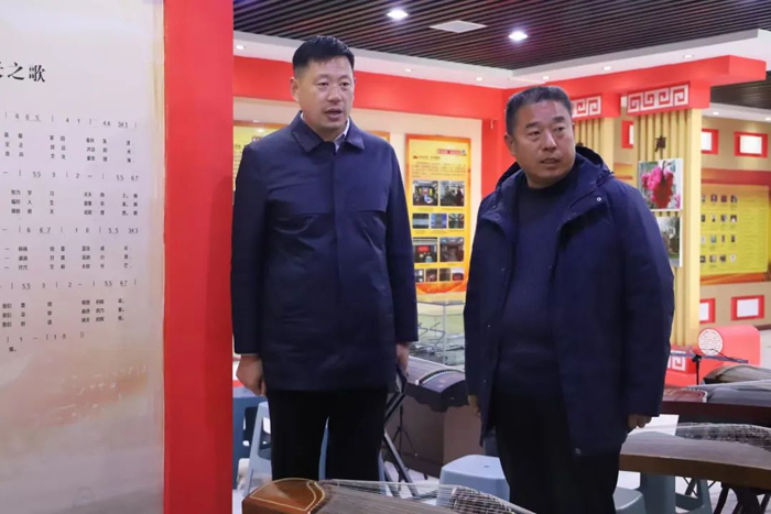 縣委宣傳部副部長李忠強查看城市書房、圖書館和校園書屋建設(shè)管理使用情況