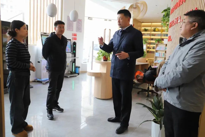 縣委宣傳部副部長李忠強查看城市書房、圖書館和校園書屋建設(shè)管理使用情況