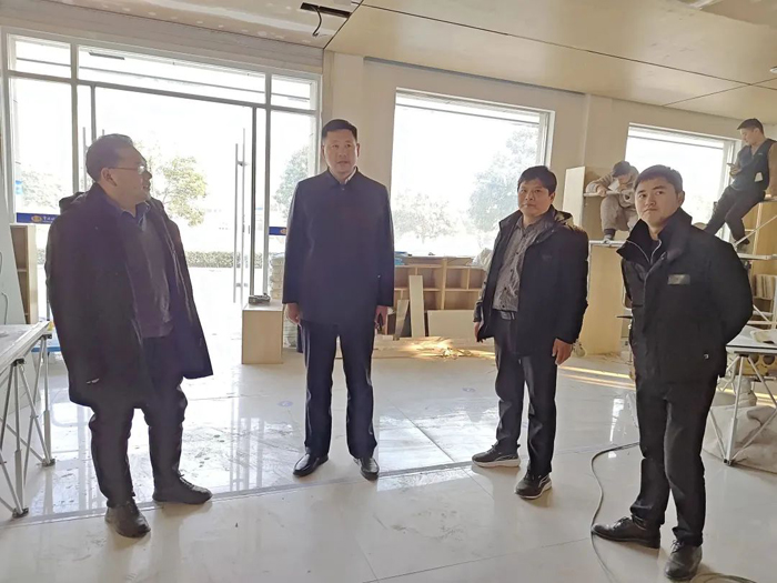 縣委宣傳部副部長(zhǎng)李忠強(qiáng)查看城市書房、便民書屋、職工書屋建設(shè)管理情況