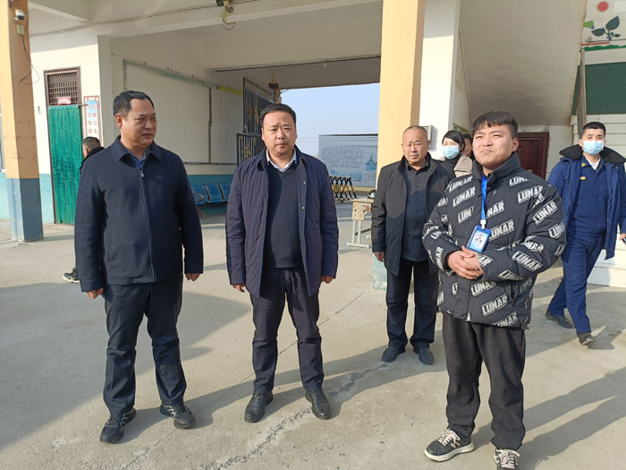 縣委常委、常務(wù)副縣長(zhǎng)李衛(wèi)政調(diào)研校園安全工作