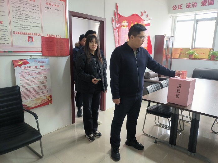 團縣委開展“送溫暖、獻(xiàn)愛心”捐款活動