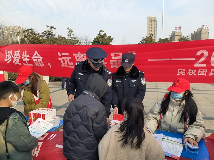 團(tuán)縣委聯(lián)合縣公安局開展禁毒宣傳活動