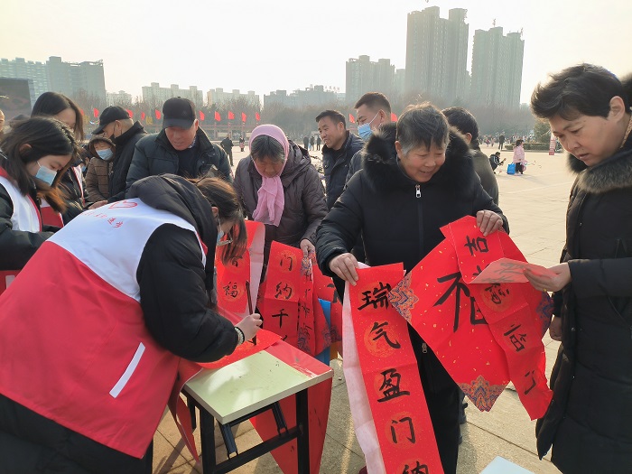 團(tuán)縣委聯(lián)合縣婦聯(lián) 開展“喜迎龍年，義寫春聯(lián)”志愿服務(wù)活動(dòng)