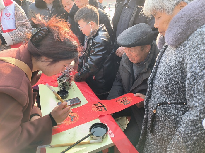 團(tuán)縣委聯(lián)合縣婦聯(lián) 開展“喜迎龍年，義寫春聯(lián)”志愿服務(wù)活動(dòng)