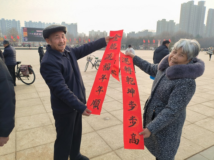 團(tuán)縣委聯(lián)合縣婦聯(lián) 開展“喜迎龍年，義寫春聯(lián)”志愿服務(wù)活動(dòng)