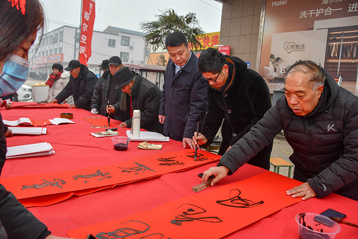 民權縣人和鎮(zhèn)：義寫春聯送祝福 濃濃墨香迎新春