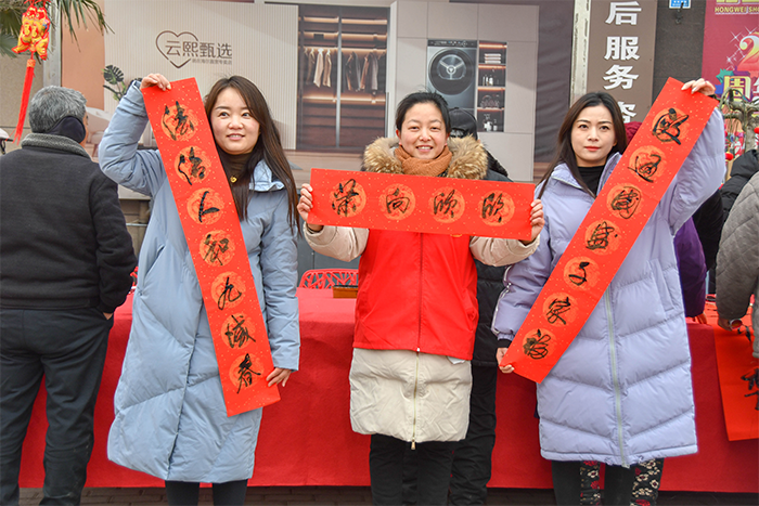 民權縣人和鎮(zhèn)：義寫春聯送祝福 濃濃墨香迎新春