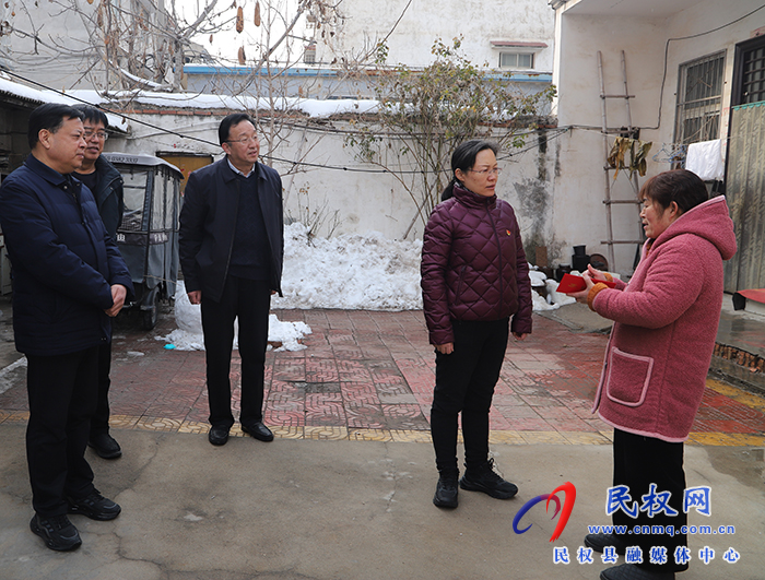 縣領(lǐng)導(dǎo)春節(jié)前夕慰問特困職工、城市居民困難戶、企業(yè)軍轉(zhuǎn)干部和特困下崗職工