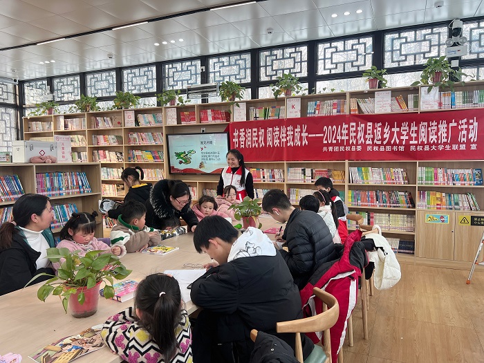 團縣委聯(lián)合縣圖書館開展“書香潤民權(quán)，閱讀伴成長”閱讀推廣活動