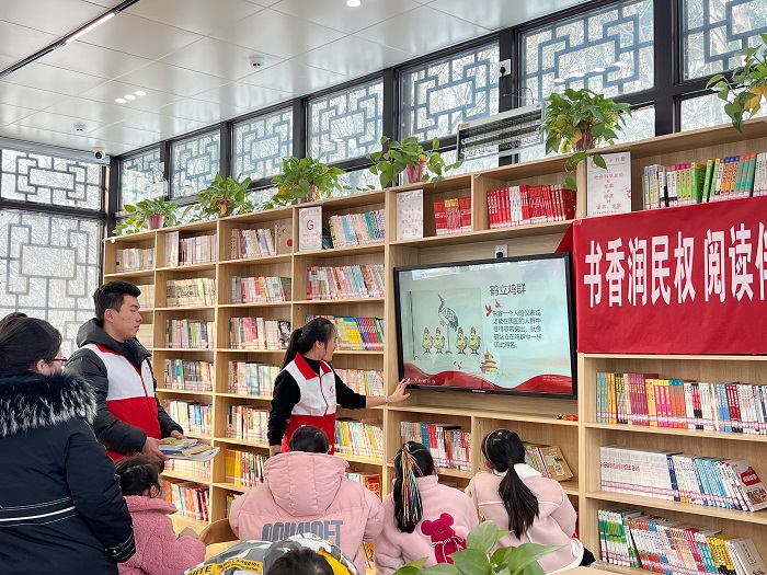 團縣委聯(lián)合縣圖書館開展“書香潤民權(quán)，閱讀伴成長”閱讀推廣活動