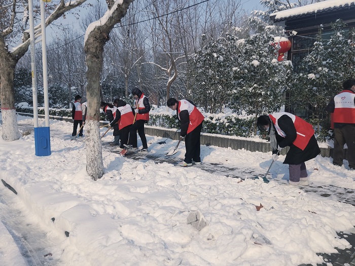 團(tuán)縣委組織返鄉(xiāng)大學(xué)生開展“瑞雪出行，暖冬有我”義務(wù)掃雪活動(dòng)