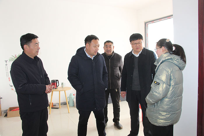 縣委常委、常務(wù)副縣長(zhǎng)李衛(wèi)政走訪慰問“春蕾女童”、困難群眾和老黨員