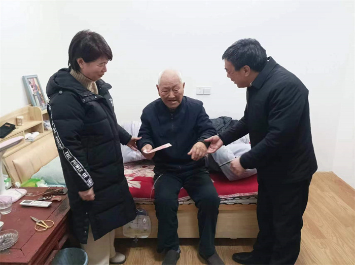 縣委黨校開展走訪慰問老黨員活動