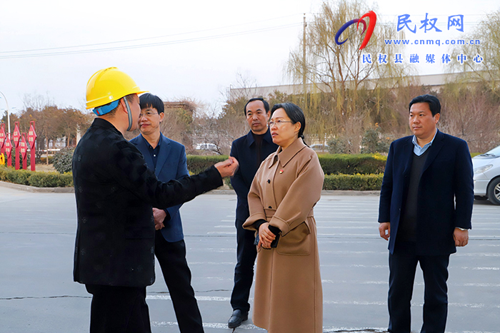 縣委書記王靜嫻到企業(yè)開展“萬(wàn)人助萬(wàn)企”活動(dòng)