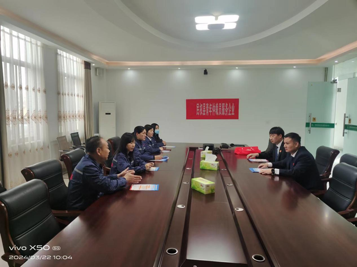 民權(quán)縣人社局開展進企業(yè)、進基層普法宣傳活動