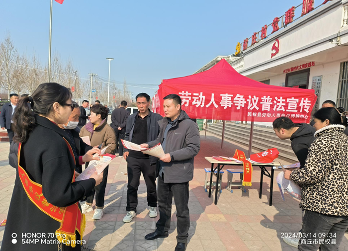 民權(quán)縣人社局開展進企業(yè)、進基層普法宣傳活動