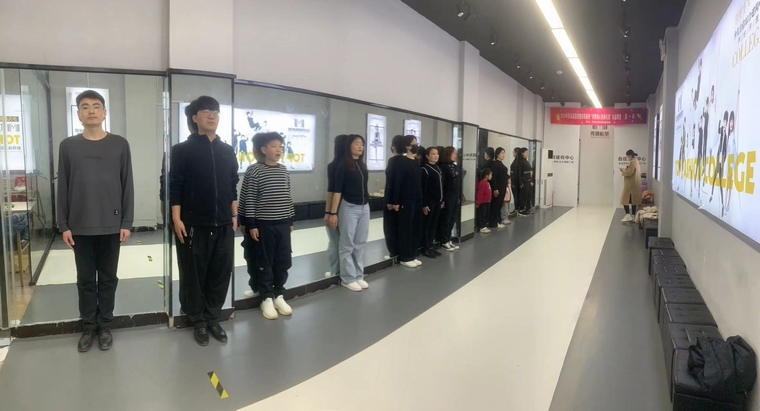 民權(quán)縣圖書館市民夜?！皶銤櫺?形體禮儀”第一期順利開班