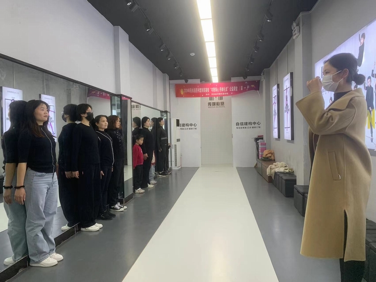 民權(quán)縣圖書館市民夜?！皶銤櫺?形體禮儀”第一期順利開班