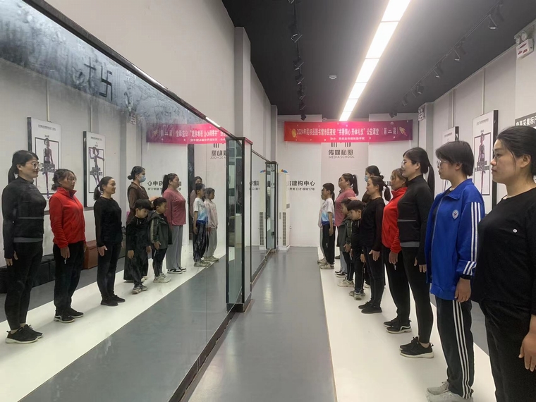 民權(quán)縣圖書館舉辦市民夜校“書香潤心 形體禮儀”第二期公益活動