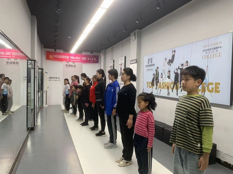 民權(quán)縣圖書館舉辦市民夜?！皶銤櫺?形體禮儀”第二期公益活動