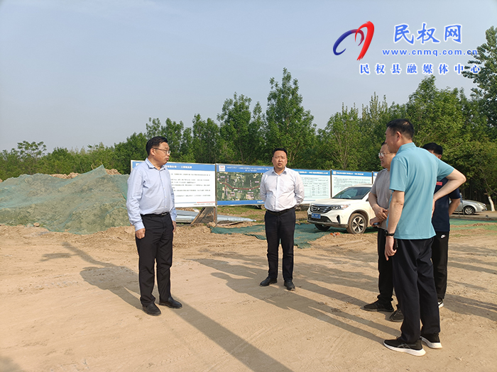 縣領(lǐng)導(dǎo)畢道喜、李衛(wèi)政查看馬拉松賽事沿線道路鋪設(shè)情況及周邊環(huán)境衛(wèi)生整治工作