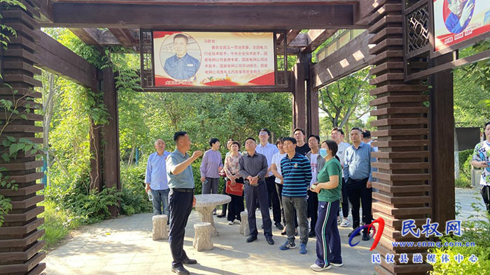 民權(quán)縣組織各級(jí)勞模觀看職工文藝匯演并參觀文化長(zhǎng)廊