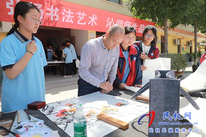 鄭州市書法家協(xié)會(huì)、鄭州市青年書法家協(xié)會(huì)開展中華優(yōu)秀傳統(tǒng)文化書法進(jìn)校園暨捐贈(zèng)活動(dòng)