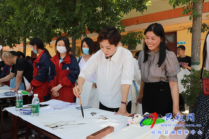 鄭州市書法家協(xié)會(huì)、鄭州市青年書法家協(xié)會(huì)開展中華優(yōu)秀傳統(tǒng)文化書法進(jìn)校園暨捐贈(zèng)活動(dòng)
