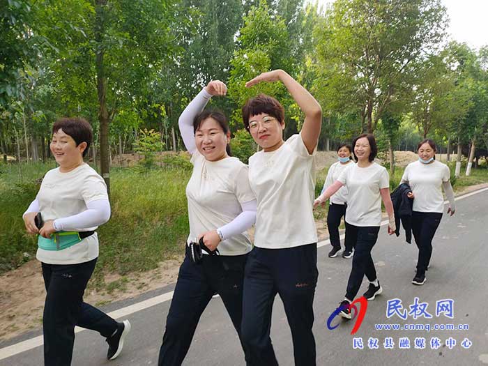 民權(quán)縣水務(wù)發(fā)展服務(wù)中心開(kāi)展 “做好‘水服務(wù)’、用心惠民生”徒步行活動(dòng)