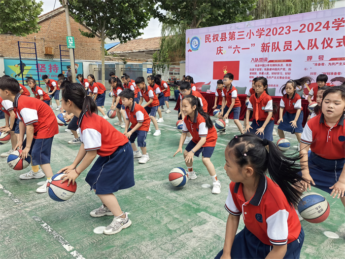 入隊(duì)儀式見(jiàn)證激動(dòng)時(shí)刻   多彩節(jié)目點(diǎn)亮繽紛校園 ——民權(quán)縣第三小學(xué)慶六一新少先隊(duì)員入隊(duì)儀式暨節(jié)目匯演