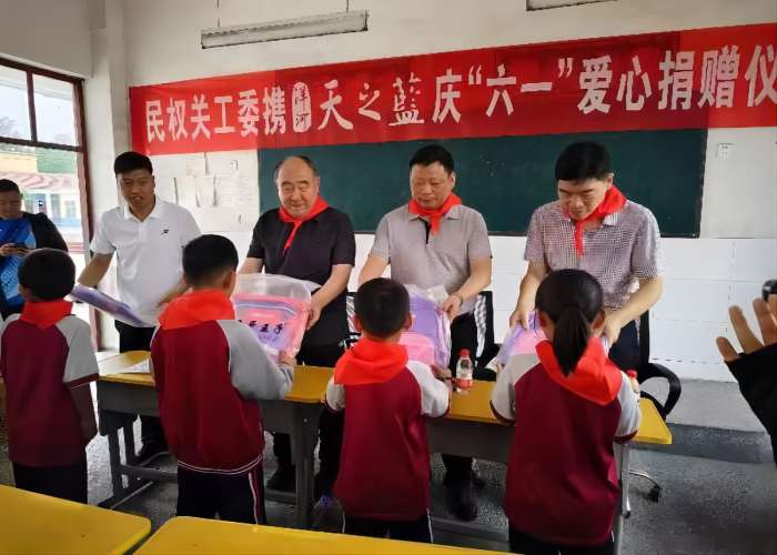 民權(quán)縣關(guān)工委與愛心企業(yè)攜手開展愛心捐贈活動