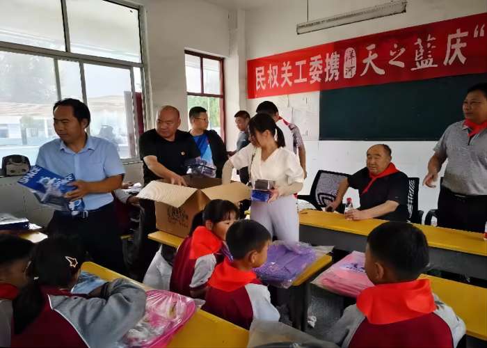 民權(quán)縣關(guān)工委與愛心企業(yè)攜手開展愛心捐贈活動