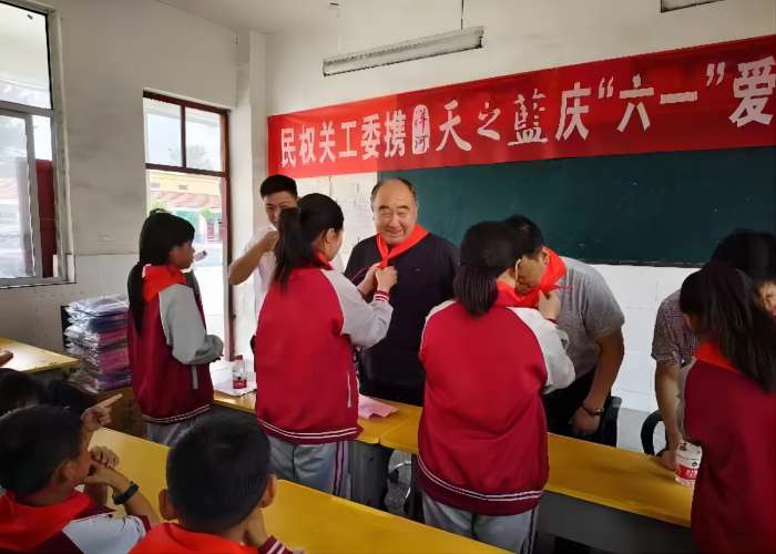 民權(quán)縣關(guān)工委與愛心企業(yè)攜手開展愛心捐贈活動