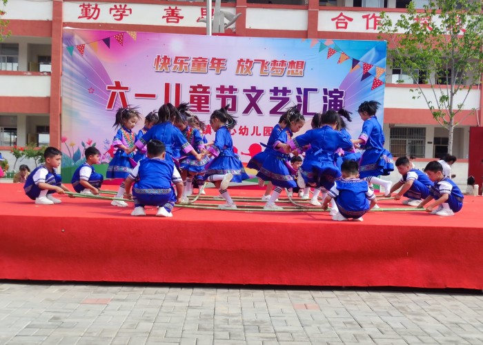 雙塔鎮(zhèn)中心幼兒園舉行“快樂童年，放飛夢想”  六一兒童節(jié)文藝匯演