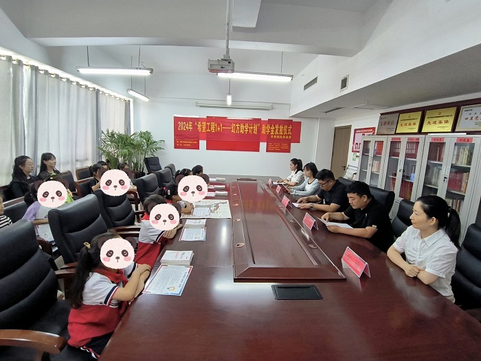 共青團(tuán)民權(quán)縣委舉行2024年民權(quán)縣“希望工程1+1—幻方助學(xué)計劃”助學(xué)金發(fā)放儀式