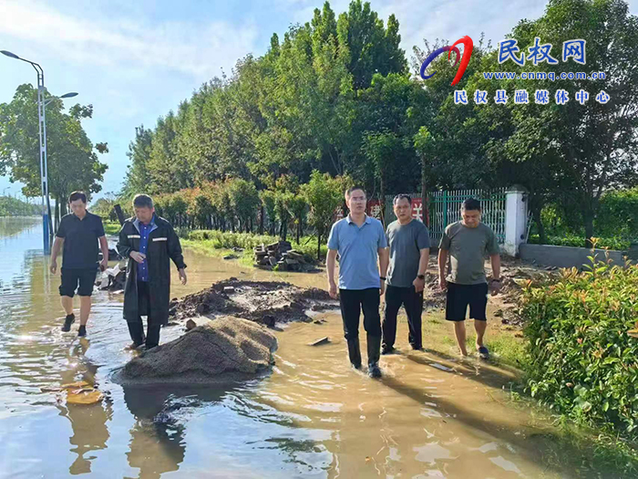縣委副書記、縣長王景義查看河道水閘分水、受災情況和農田積水排水開展情況