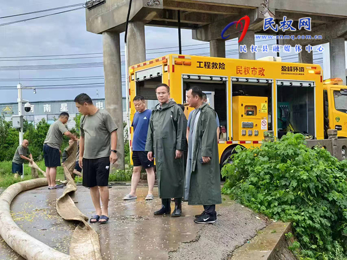 縣委副書記、縣長王景義查看河道水閘分水、受災情況和農田積水排水開展情況