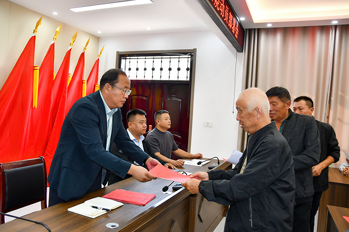 人和鎮(zhèn)召開(kāi) “三秋” 生產(chǎn)暨秸稈禁燒工作動(dòng)員會(huì)
