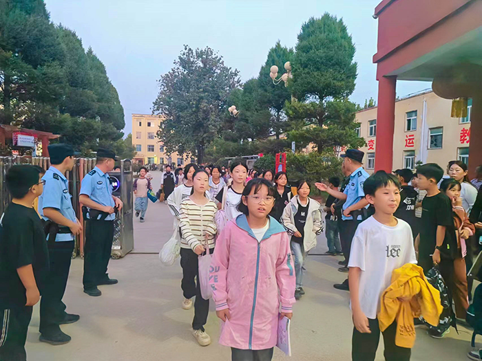 人和鎮(zhèn)派出所 “護(hù)學(xué)崗”，為學(xué)生安全撐起 “保護(hù)傘”