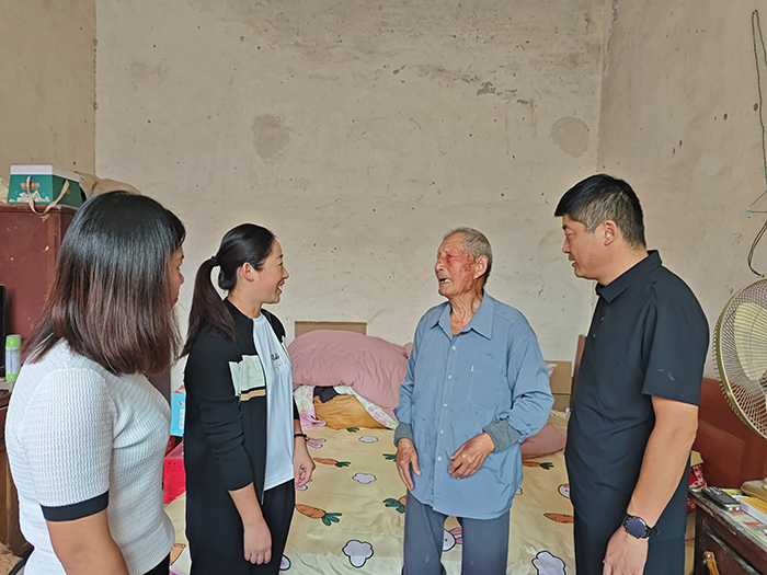 白云寺鎮(zhèn)：桑榆未晚情更濃，慰問(wèn)離退休干部傳溫情