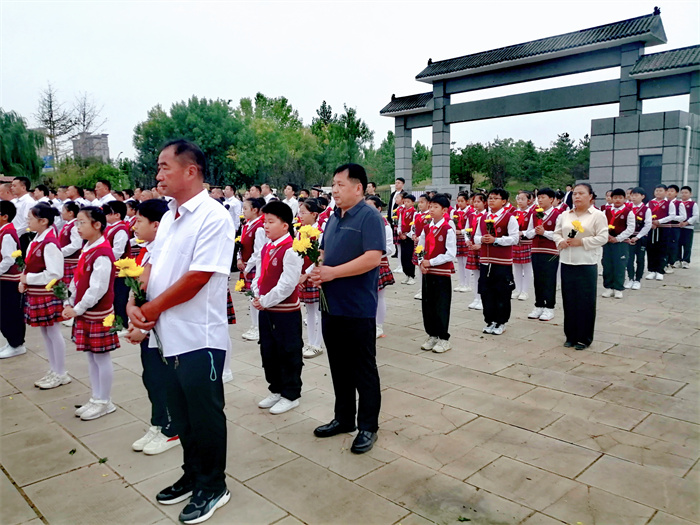 緬懷先烈  致敬英雄 ——民權(quán)縣第三小學(xué)參加民權(quán)縣2024年烈士紀念日緬懷先烈活動